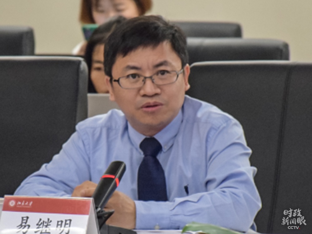△2019年6月,易继明教授在北京大学跨境电子商务知识产权研讨会上发言。(来源于北京大学法学院官网)